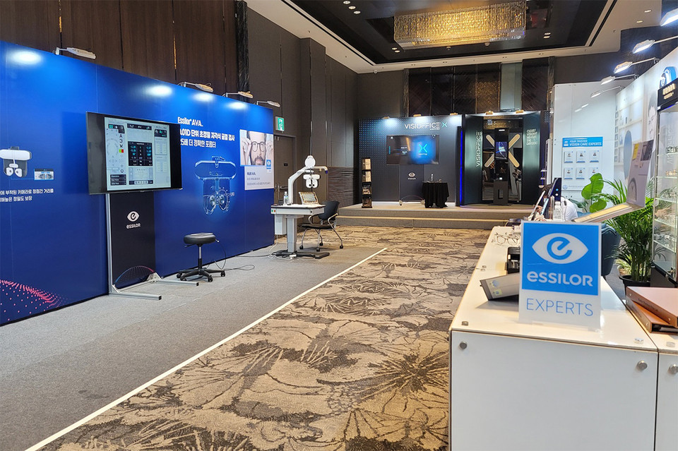 컨퍼런스 현장에서 공개된 에실로 엑스퍼트 비전케어센터 전시