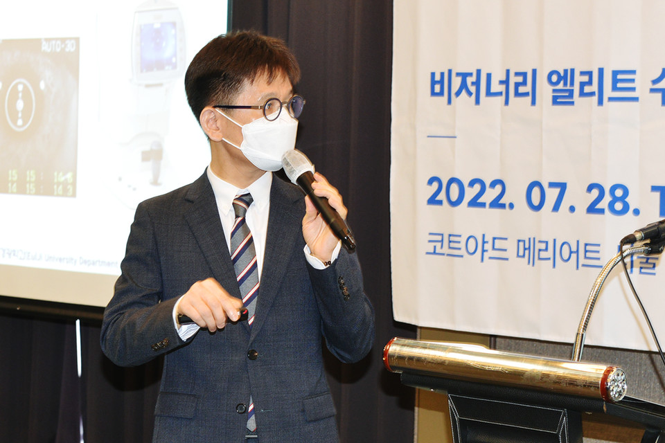 (맨 위부터) 정병헌 대표가 참석한 안경사들에게 인사말을 전하고 있는 모습. 강민지 차장‧변장원 검안실장이 강연을 진행하고 있는 모습
