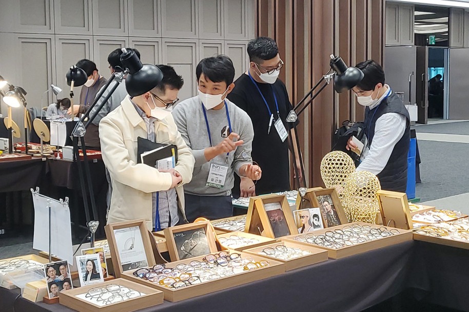한국안광학산업진흥원은 침체된 안경업계 활력을 불어넣기 위해 11월 14일과 15일 서울 코엑스서 브랜드 수주회를 개최한다. 사진은 작년 행사 모습.