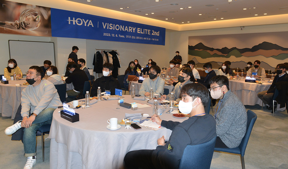 단계적 일상회복에 접어든 가운데 안경업계도 오프라인 교육이 점차 활성화 될 조짐을 보이고 있다. 사진은 이달 열린 한국호야렌즈 비저너리 엘리트 2기 론칭 행사에서 안경사들이 교육에 집중하고 있는 모습이다.