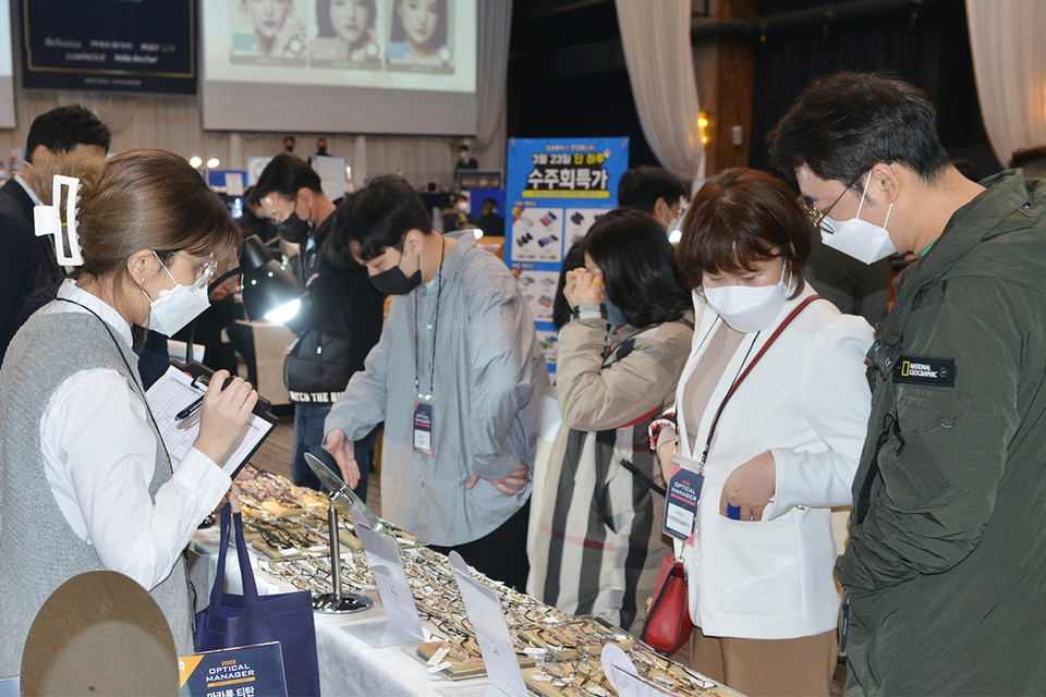 단계적으로 일상을 회복하면서 내년에는 오프라인 행사들이 속속 열릴 예정인 가운데 안경업계에 활력을 불어 넣을 수 있을지 귀추가 주목된다. 사진은 올해 3월 안경매니져 브랜드콘서트에 안경사들이 참석한 모습.