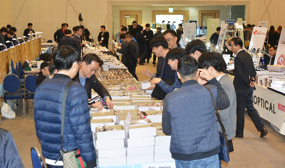 올해는 안경사 법정 보수교육이 코로나 이전과 같이 오프라인으로 정상 개최될 것으로 보인다. 사진은 지난 2019년 열린 경기도안경사회 보수교육 전시회 현장 모습이다.