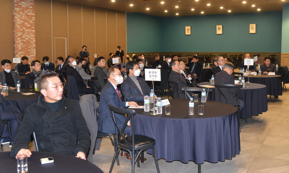 시무식에 참석한 임원들이 신년사를 경청하고 있다.