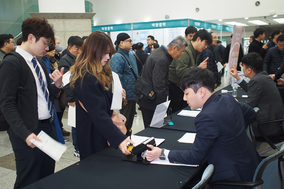 지난 2019년 서울보수교육에서 안경사들이 지문등록을 하고 있다. 