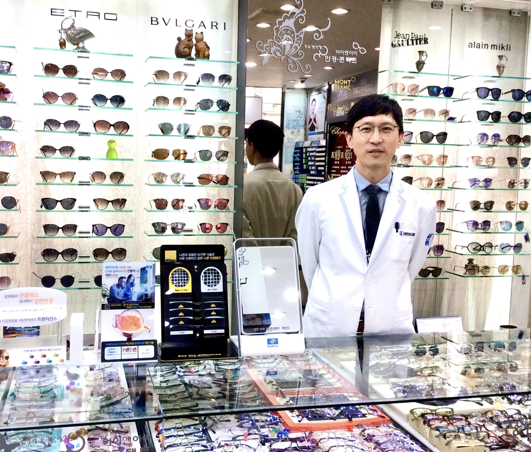 에실로코리아의 교육 플랫폼 레오나르도를 통해 최다 코인을 수상한 김승원 안경사가 본인 안경원에서 포즈를 취하고 있다.