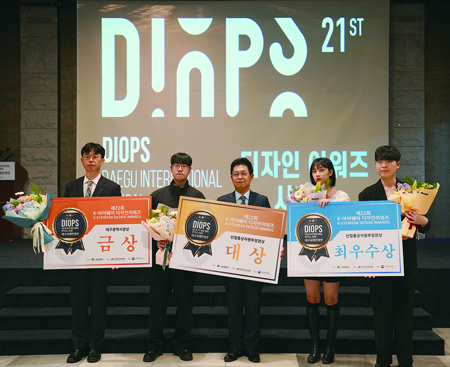 디자인어워즈 수상자들이 기념 촬영을 하고 있다.