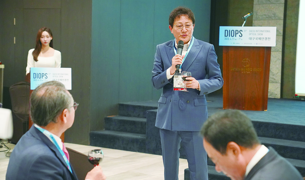 다비치안경체인 김인규 회장이 VIP 오찬에서 건배제의를 하고 있다.