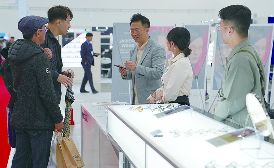 바이코즈 부스에서 정병재 대표가 바이어들에게 설명하고 있다.