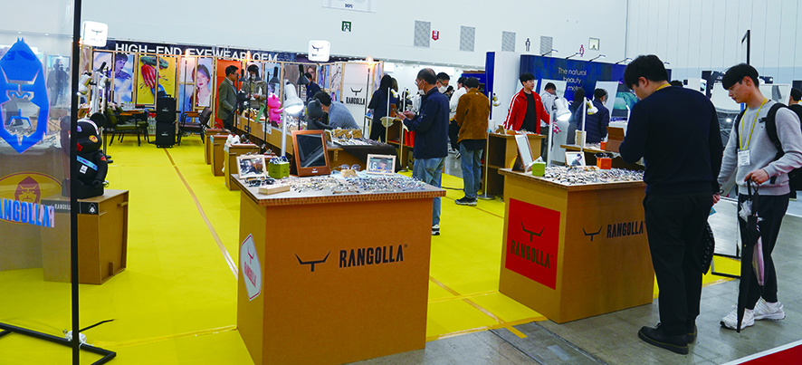 랭골라 부스에서 참관객들이 제품을 유심히 살펴보고 있다.