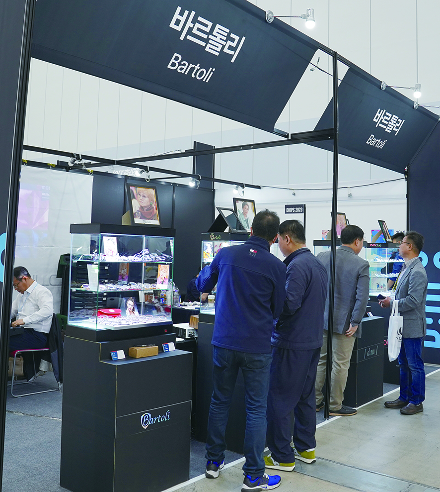 바르톨리를 선보인 필론 부스에서 참관객들이 제품을 유심히 살펴보고 있다.