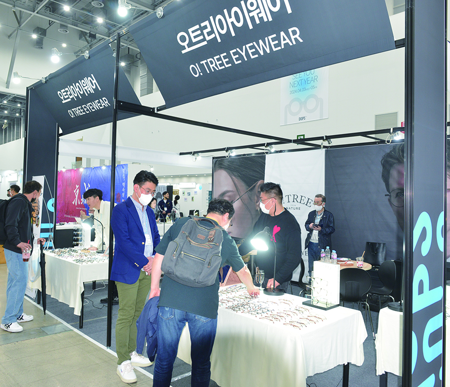 코르크 안경의 대명사 오트리 부스에서 참관객들이 제품을 만져보고 있다. 