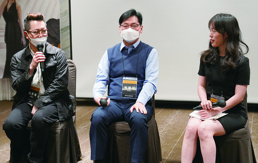 한국호야렌즈 마케팅 강은련PM의 사회로 세이코 브릴리언스 제품의 체험사례 공유시간이 진행됐다. 미라이안경 이주혁(맨 왼쪽) 원장과 마이더스 안경원 박정식(가운데) 원장이 안경원에서 직접 체험한 사례를 대담 형태로 진행, 제품에 대한 개인적인 소감을 전해 참석 안경사들의 관심을 집중시켰다.