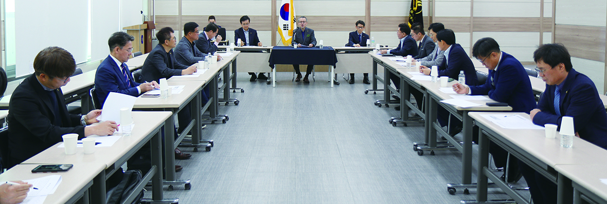 지난달 10일 열린 대한안경사협회 제1차현안대책위원회 회의에서 김종석 협회장이 참석 위원들에게 주요 안건에 대해 설명하고 있다. 현안대책위원회는 업권침탈 현안에 대해 위원회를 중심으로 중앙회와 시도안경사회 등 모든 구성원들이 적극 협조해 힘을 모아 대응해 나갈 것을 결의했다