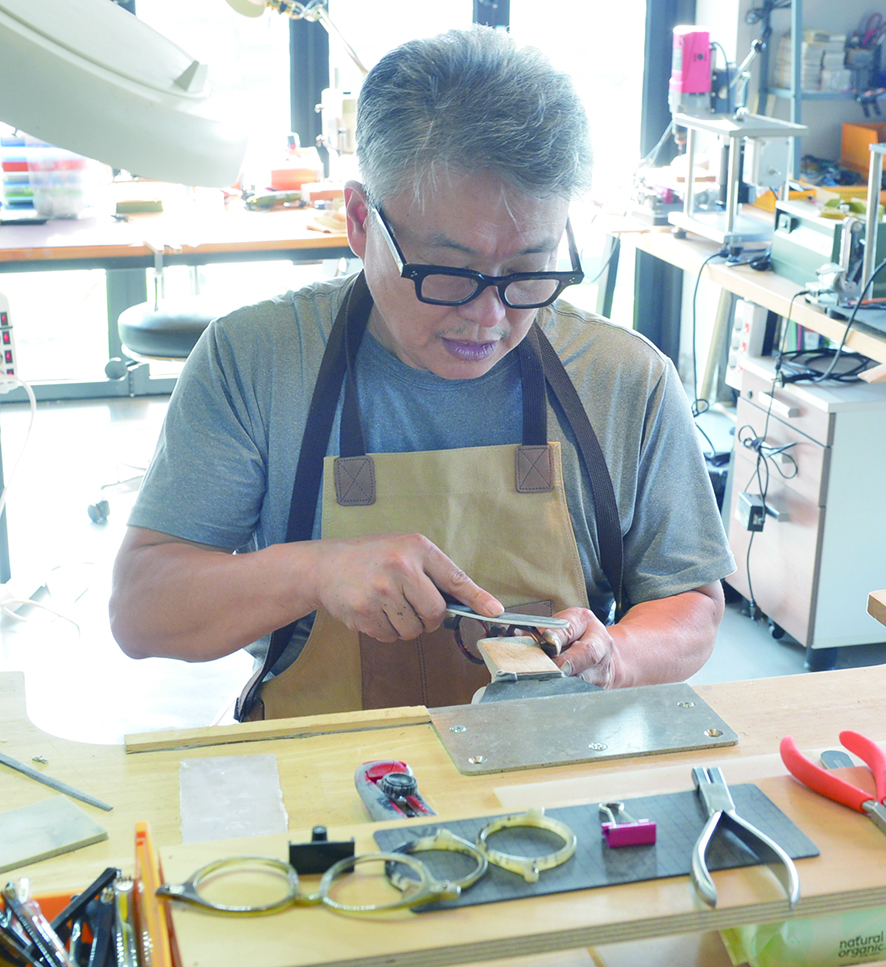 김건우 대표가 수제 안경을 직접 제작하는 모습