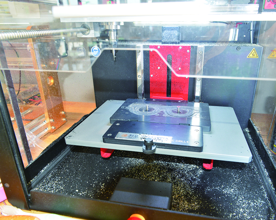 김건우 대표가 직접 제작한 CNC 기계 