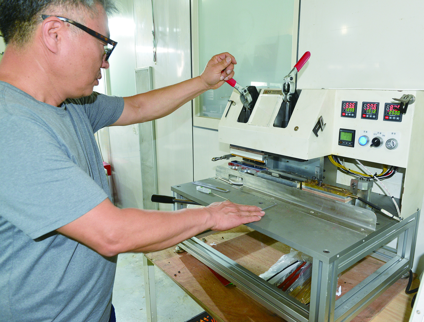 김건우 대표가 직접 제작한 슈팅기를 시연하고 있는 모습 