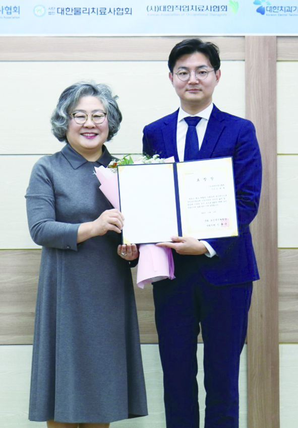 대한안경사협회의 안보건 증진 활동과 공로를 인정받아 오현진 학술이사는 보건복지부 장관 표창을, 김대현 윤리이사는 보건복지위원장 표창을 수상했다. 사진은 김대현(오른쪽) 윤리이사가 수상한 뒤 기념촬영을 하고 있다