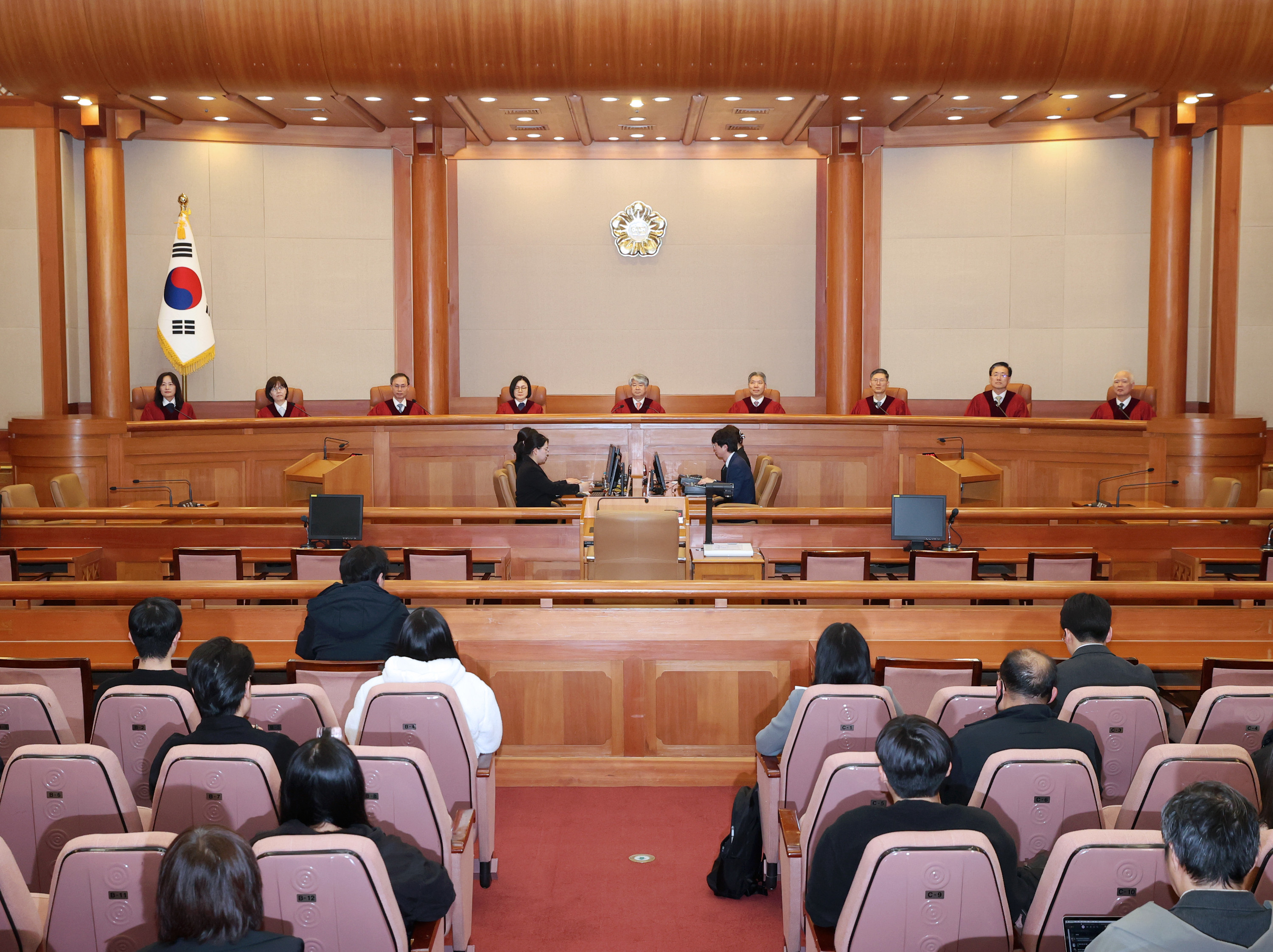 헌법재판소는 지난 3월 28일 오후 2시 대심판정에서 '의료기사 등에 관한 법률 제12조 5항'에 대해 위헌제청돼 있었던 콘택트렌즈 인터넷 판매 온라인 금지와 관련한 내용에 대해 합헌결정을 내렸다.  헌재는 이날 총 66건의 결정을 내렸다.