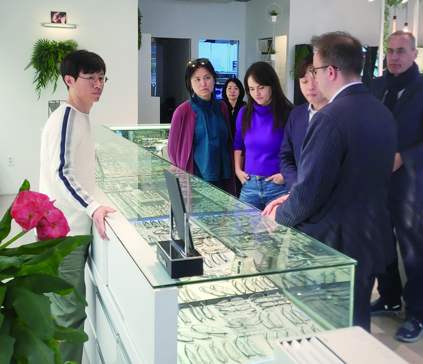 아이씨베를린 본사 얀 대표를 포함한 일행은 이달 초 한국을 방문해 한국 디스트리뷰터인 지아이비와 함께 아이씨베를린을 취급하는 전국의 주요 안경원을 방문해 아이씨베를린 제품들을 어떻게 판매하고 있는지 눈으로 직접 확인하고, 보다 나은 제품 공급을 위한 다양한 의견을 나눴다. 이 자리에는 마르콜린 아시아 담당자도 동행했다. 