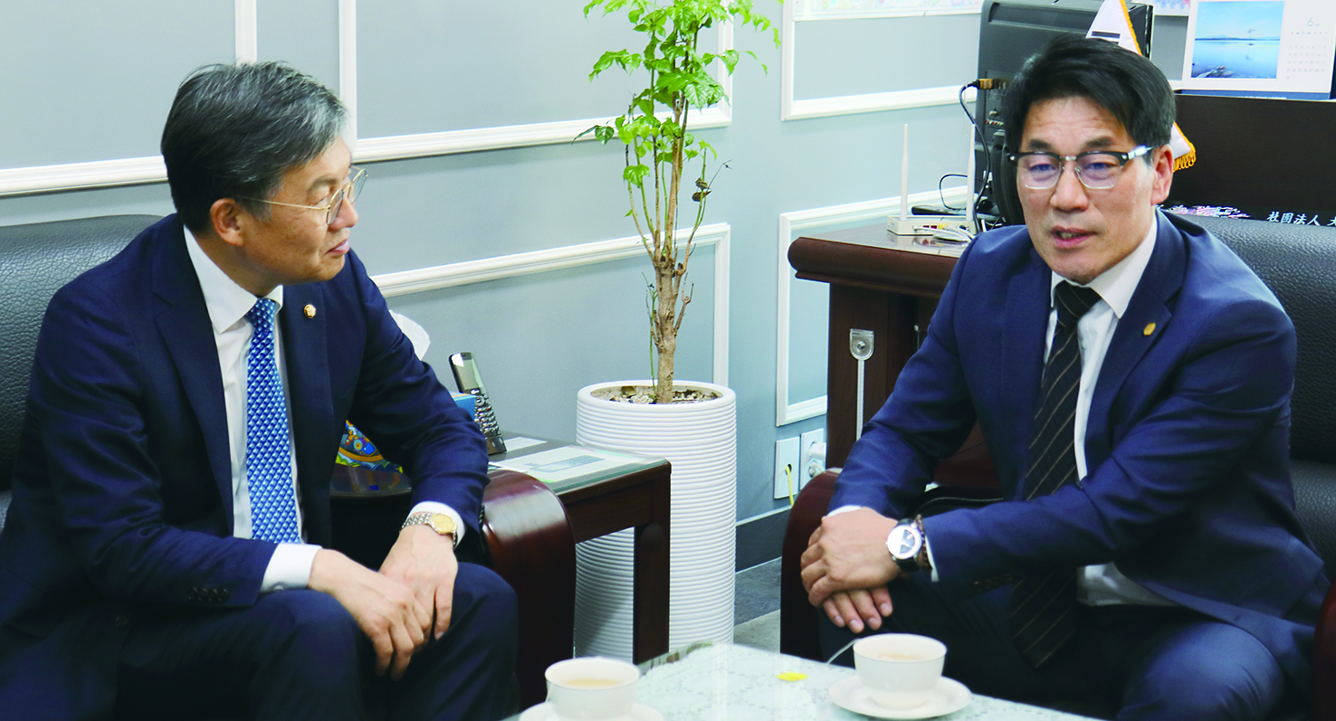 김윤 국회의원(왼쪽)과 대한안경사협회 허봉현 협회장이 지난 4일 서울 문래동 대한안경사협회 사옥에서 안경 건강보험 적용을 포함, 국민 안보건 증진을 위한 다양한 의견을 나눴다. 