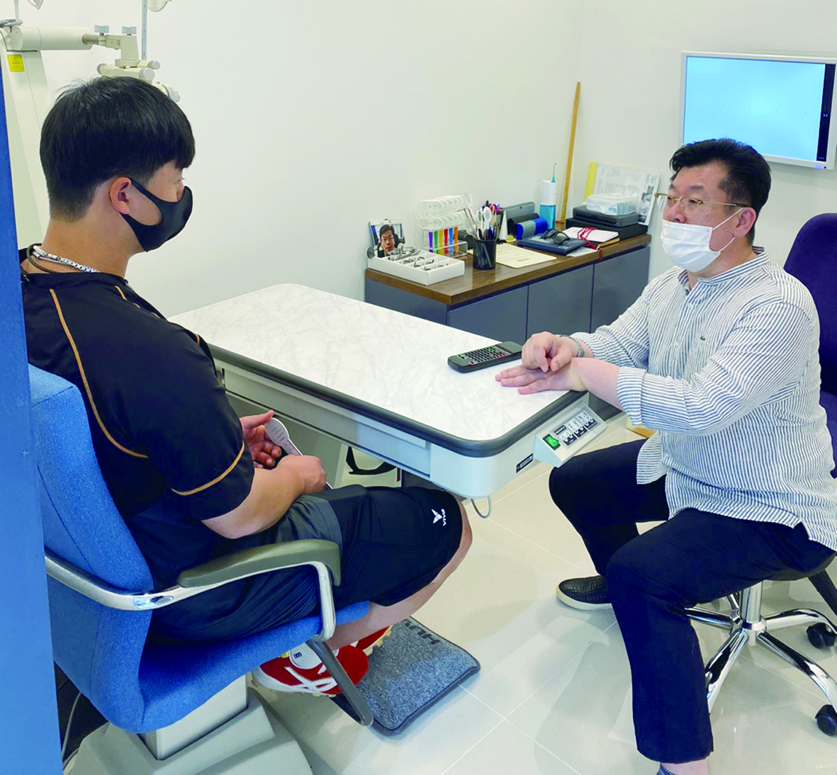 오마이글라스 비전케어&비전서포트 이성욱 대표가 한화 이글스 노시환 선수에게 상담 및 검사를 통해 스포츠 비전 컨설팅을 하고 있는 모습이다.  