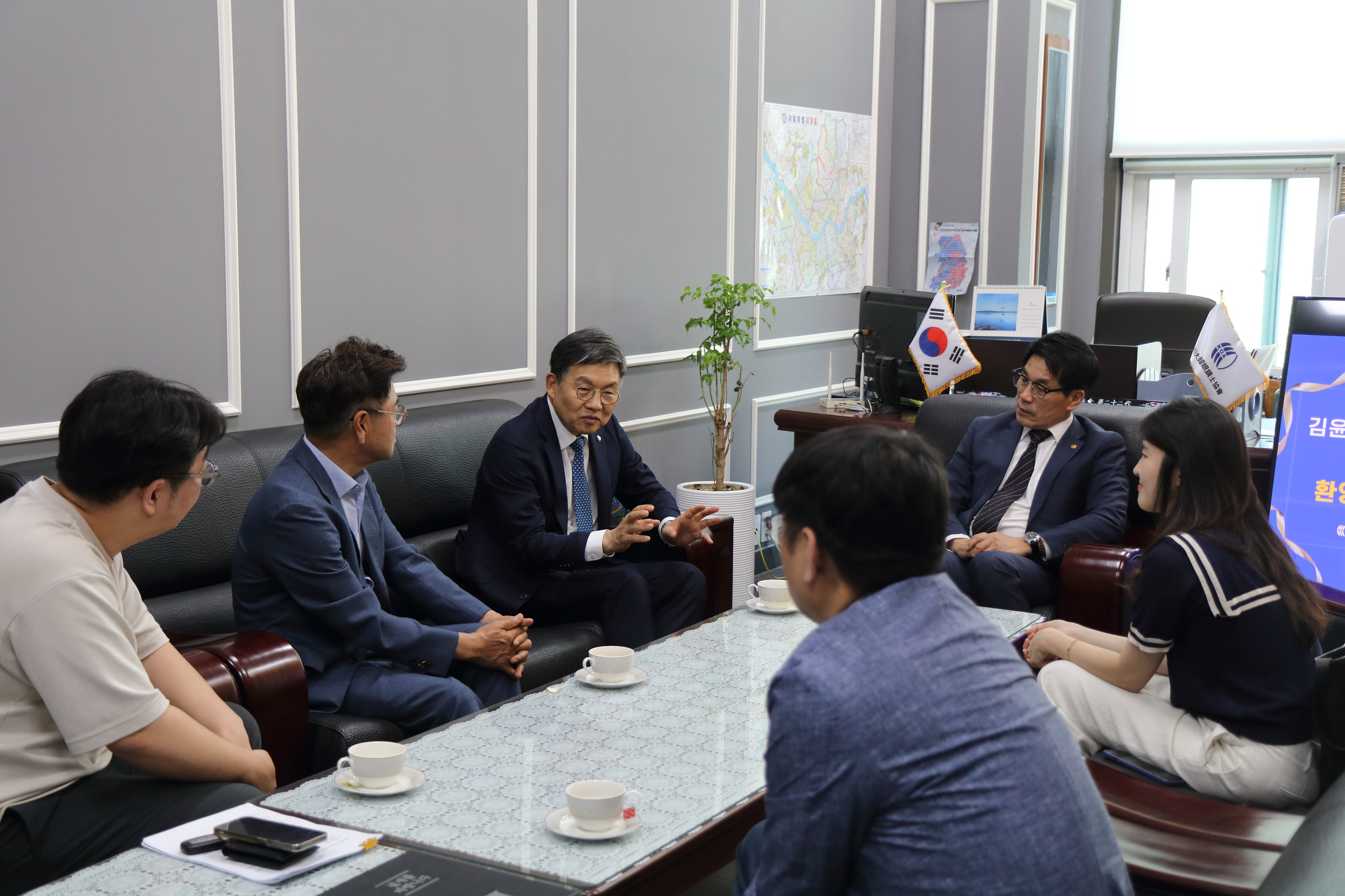 대한안경사협회 허봉현 협회장과 제22대 국회 보건복지위원회 김윤(더불어민주당) 국회의원이 지난 6월 간담회를 갖고 국민 안보건 및 안경사와 관련된 주요 현안에 대해 논의했다. 이 자리에서 허봉현 협회장은 콘택트렌즈 온라인 판매 실증특례 이슈가 국민 눈건강에 악영향을 미칠 수 있다는 점을 여러차례 강조한 바 있다.