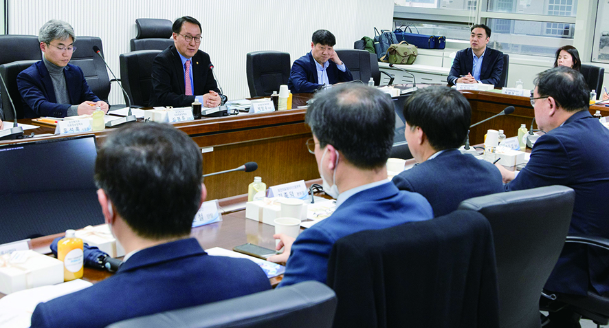 박민수 보건복지부 제2차관이 보건의료서비스 질을 향상시키기 위해 관계자들과 간담회를 갖고 있다