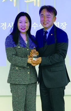 신효순 이사장(왼쪽)이 대한안경사협회 박준철 수석부회장과 함께 감사패를 들고 포즈를 취하고 있다. 