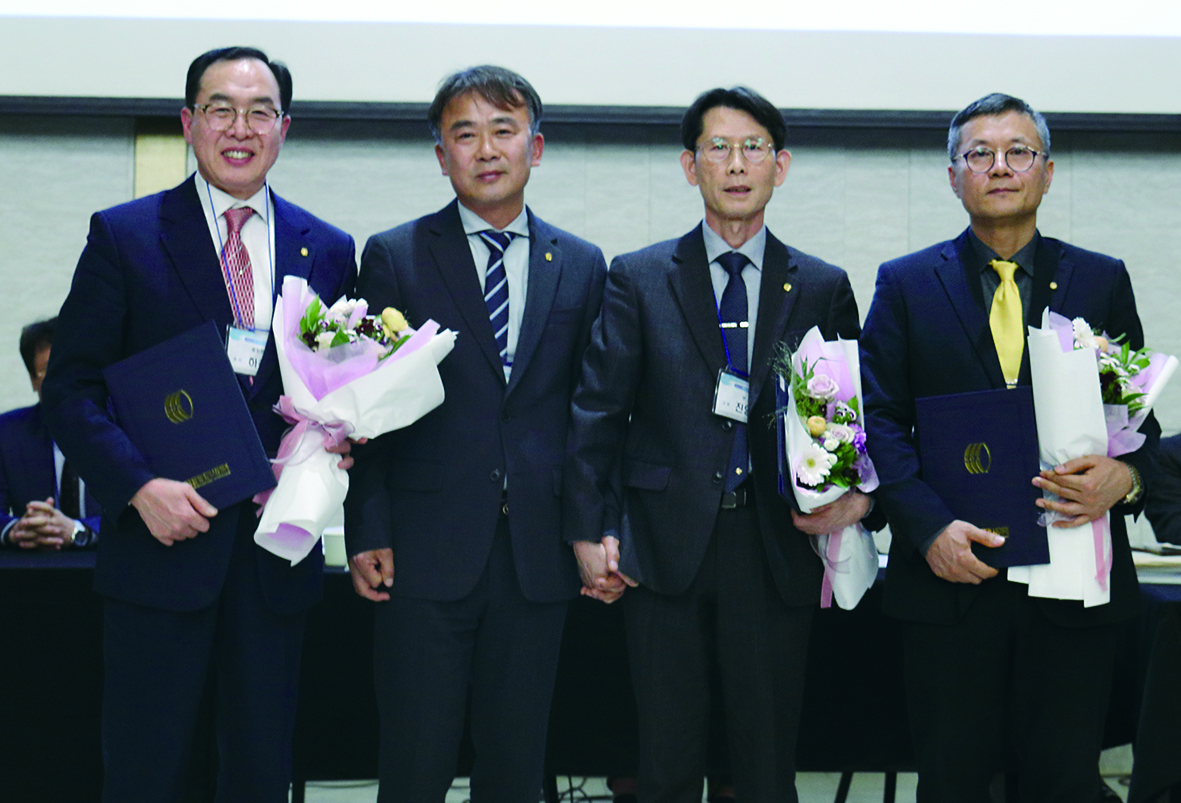 (왼쪽부터) 감사로 선출된 하종봉 안경사와 박준철 수석부회장, 수석감사로 선출된 진영일 안경 사 및 신임감사 김대원 안경사가 기념촬영을 하고 있다.