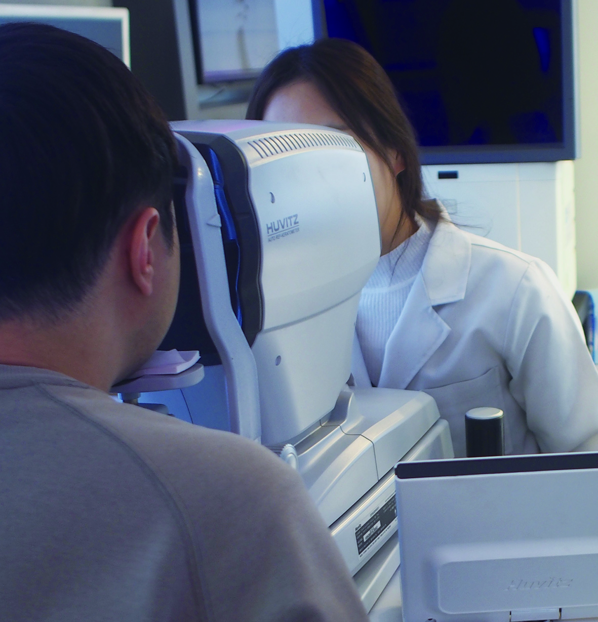 렌즈미 의정부행복로점의 안경사가 소비자 시력검사를 진행하고 있다. 이번 개정안 발의와 관련, 안경원에서 시력검사를 받는 국민들이 압도적으로 많다는 의견이 제시됐다.