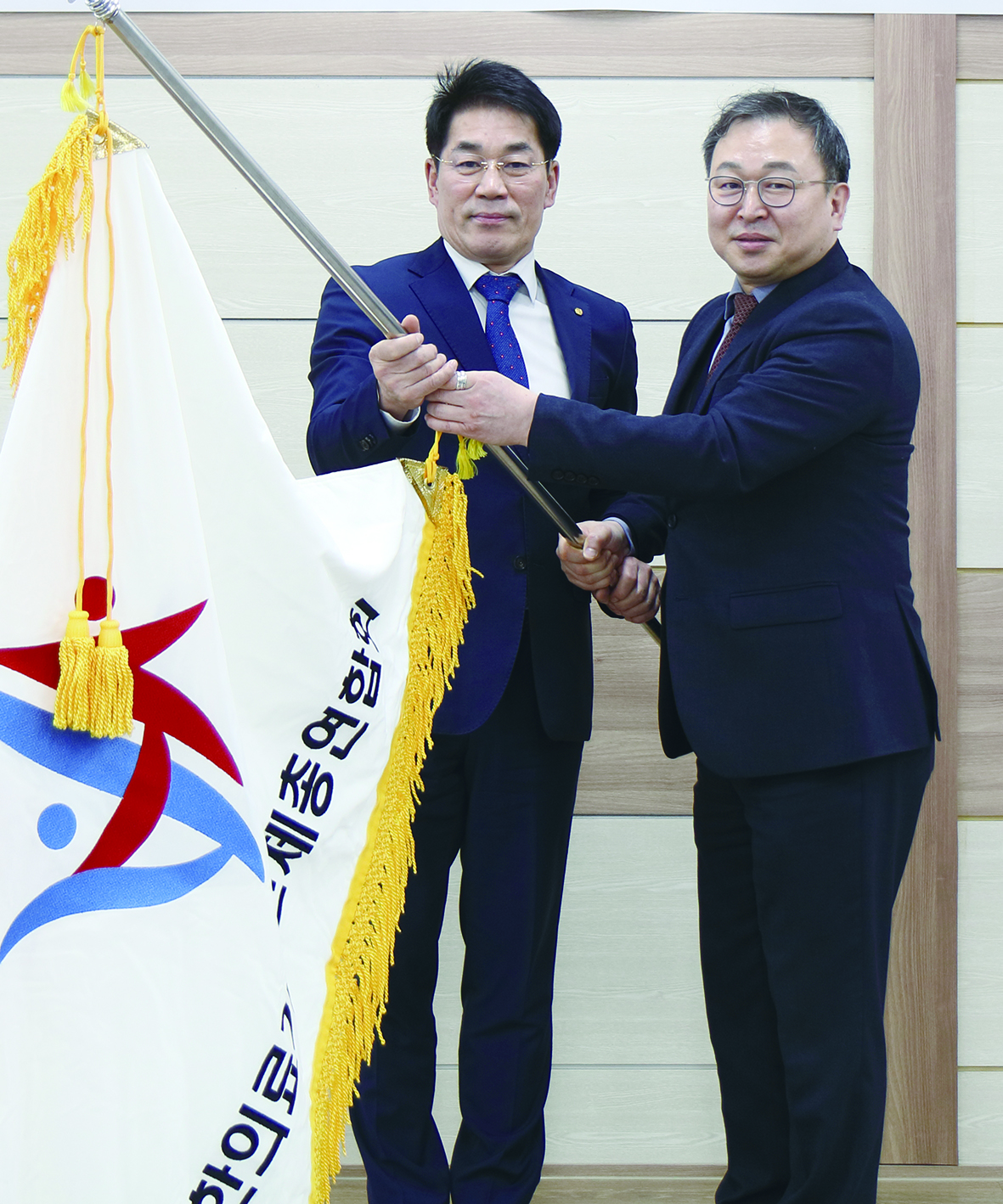 대한의료기사단체총연합회(이하 의기총)도 최근 논란인 콘택트렌즈 온라인 불법 픽업에 대해 강력히 단속하고 처벌해 줄 것으로 촉구하고 나섰다. 사진은 의기총 회장도 역임하고 있는 허봉현 협회장(왼쪽)이 올해 1월 13일 의기총 전임 회장인 한정환 대한방사선사협회장에게 연합기를 이양받고 있는 모습이다.