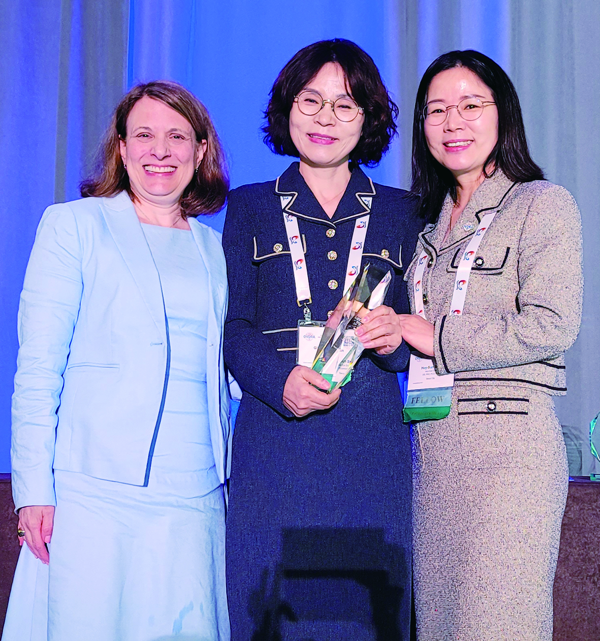 공로를 인정받아 수상한 신길순(가운데) 간사