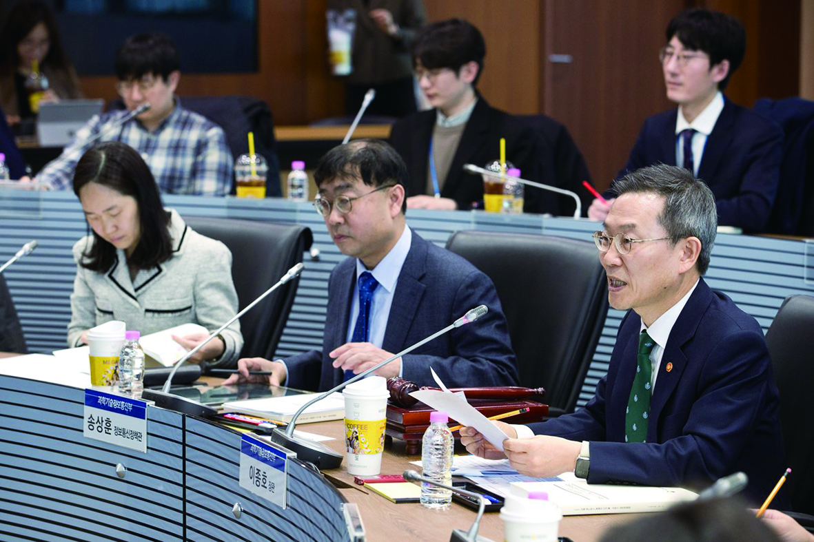 안경사 집단 소송 당시 과학기술정보통신부 이종호(맨 오른쪽) 장관이 규제샌드박스 심의위원회에서 회의를 진행하고 있는 모습