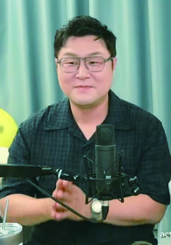 플럼 안경을 착용한 윤경호 배우 사진제공 팬텀옵티칼