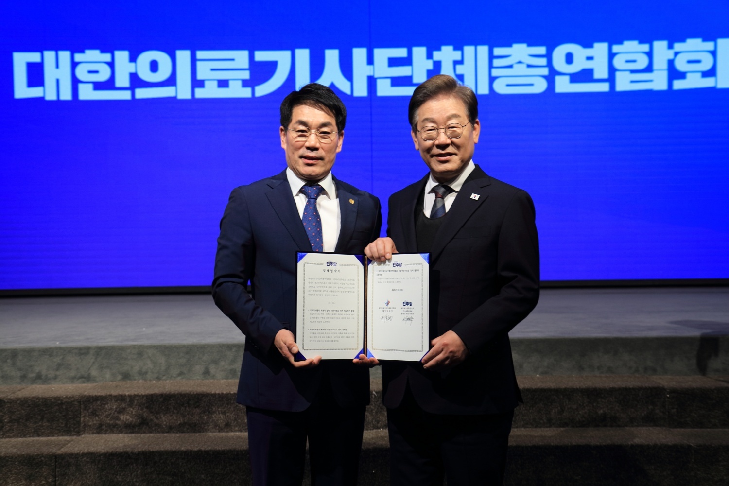 올해 5월 8일 더불어민주당이 주최한 ‘제1차 먹사니즘 민생정책 협약식’에서 허봉현 협회장은 안경업계 주요 현안과 제도개선에 대해 제안했다. 사진은 당시 이재명 대통령 후보와 기념촬영을 하고 있는 모습.