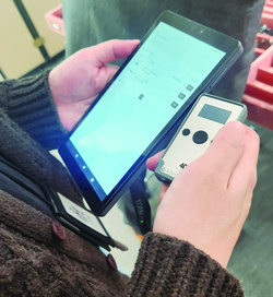 올해 1월 15일 진행된 부산수주회에서 선보인 디지털 주문 시스템으로 안경사가 제품을 주문하고 있다