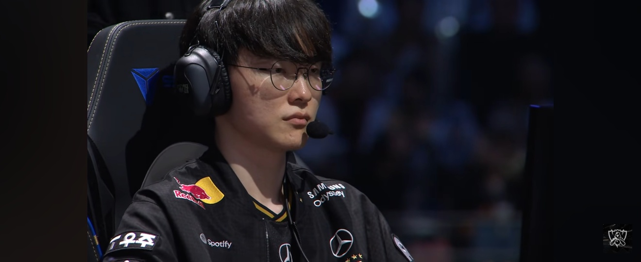 2025 롤드컵 4강전에서 페이커 선수가 경기에 집중하고 있는 모습니다. 사진은 유튜브 중계화면 캡쳐