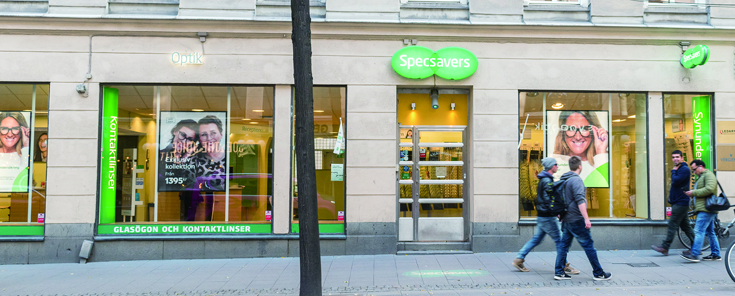 스웨덴 스톡홀름에 위치한 Specsavers 안경 매장이다. Specsavers 매장은 영국 기반이지만 글로벌로 확장된 대형 안경·시력·청각 전문 소매 체인이다. 1984년 설립 이후 11개국에서 운영되며, 시력 검사(안경·콘택트렌즈·선글라스), 청각 검사(보청기) 등을 제공하고 있다.